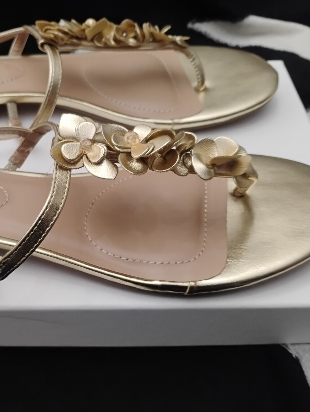 Anne Klein Flavia Iflex Metallic Gold Floral Embellished Thong Sandals Sz 10 NEW - Picture 3 of 16
